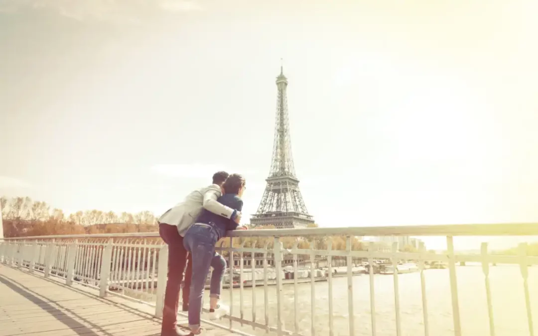 Pourquoi Paris est-elle considérée comme une capitale romantique ?